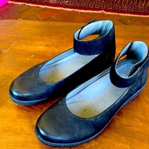 Dansko Black Size 38 True to size. Adorable /comfy. Like new. No smoking house.